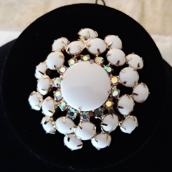 Gorgeous Large Vintage Milk Glass & Aurora Rhinestone Dome Brooch Pin - Picture 4 of 10
